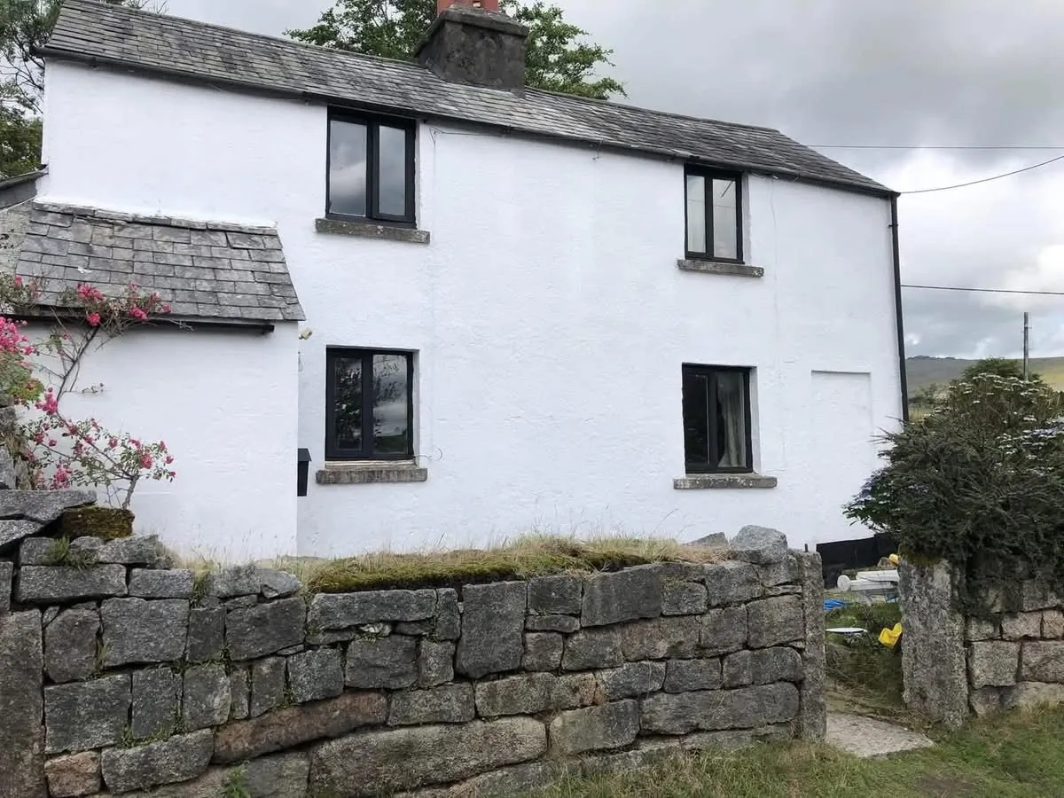 Render repair and exterior repaint of a cottage in Mevagissey