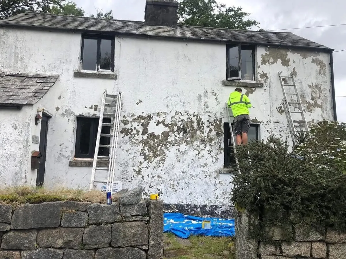 Cottage with blown, flaking render before repair in Mevagissey